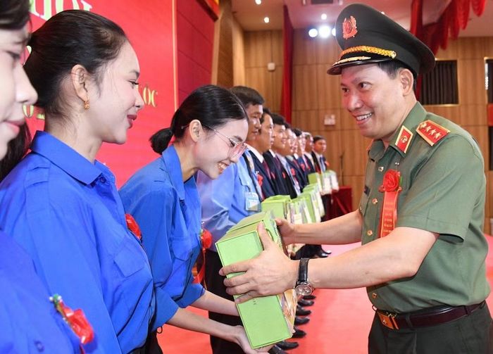 Thứ trưởng Lê Văn Tuyến trao quà tặng các cá nhân điển hình. 