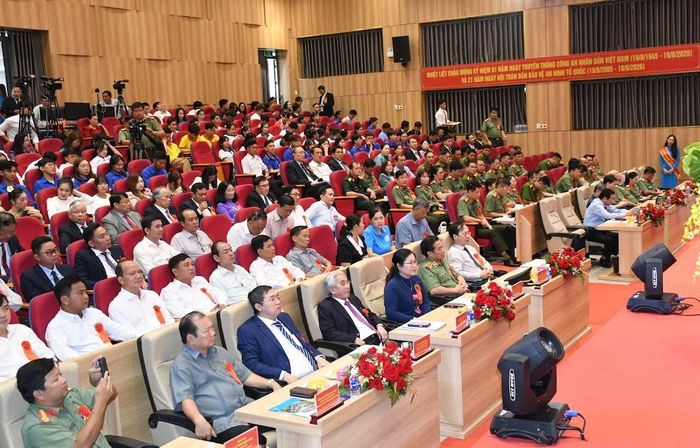Các đồng chí lãnh đạo, đại biểu dự Ngày hội toàn dân bảo vệ ANTQ.