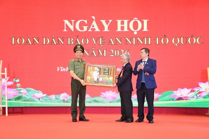 Thượng tướng Lê Văn Tuyến, Thứ trưởng Bộ Công an trao Bức ảnh Bác Hồ tặng Trường Đại học Cửu Long.
