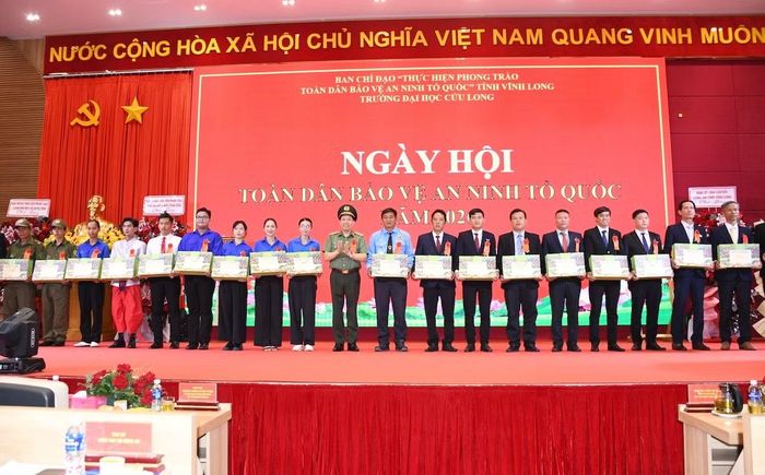 Thứ trưởng Lê Văn Tuyến tặng quà cho cán bộ, giảng viên, học sinh sinh viên nhà trường.