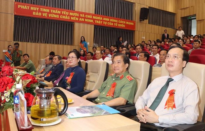 Đồng chí Trần Trí Quang, Phó Bí thư, Chủ tịch UBND tỉnh Vĩnh Long cùng các đồng chí lãnh đạo, đại biểu dự Ngày hội.