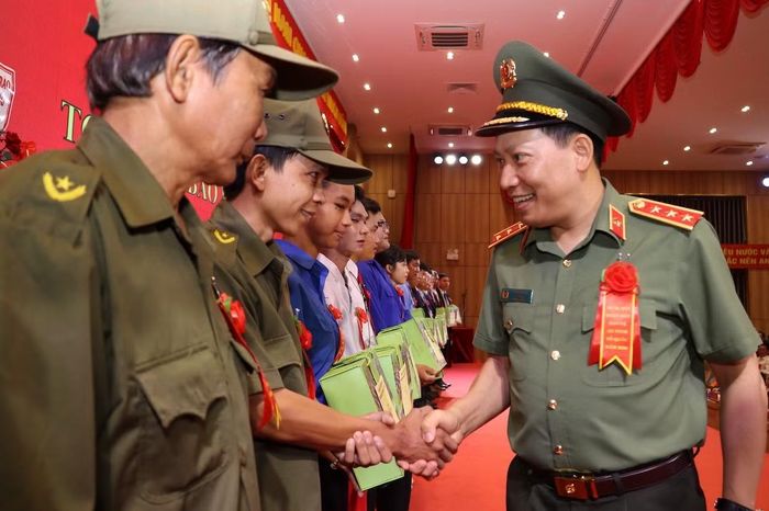  Thứ trưởng Lê Văn Tuyến trao quà tặng lực lượng tham gia bảo vệ ANTT ở cơ sở. 
