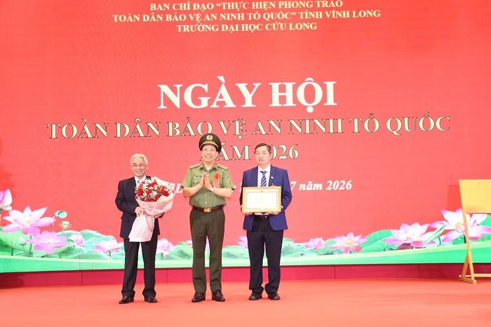 Thượng tướng Lê Văn Tuyến trao Bằng khen của Bộ trưởng Bộ Công an tặng tập thể trường Đại học Cửu Long.