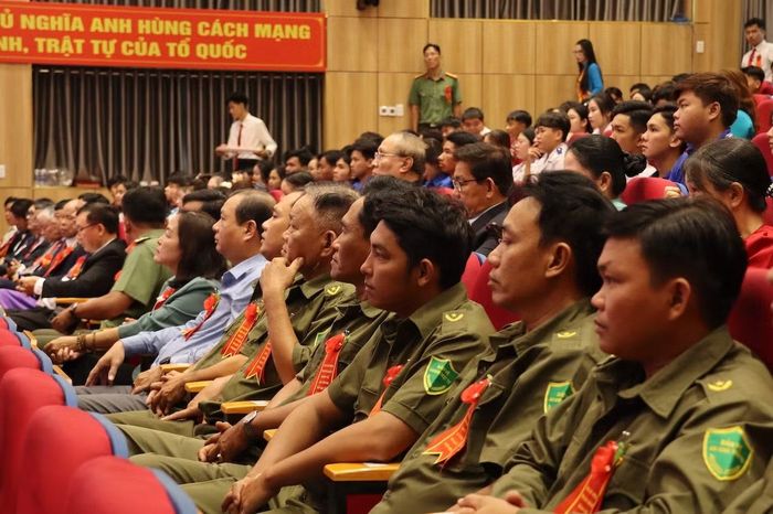Lực lượng tham gia bảo vệ ANTT ở cơ sở dự Ngày hội toàn dân bảo vệ ANTQ.