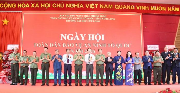 Thứ trưởng Lê Văn Tuyến cùng các đồng chí lãnh đạo, đại biểu dự ngày hội.