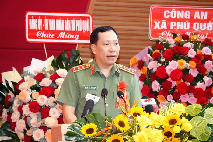 Thứ trưởng Lê Văn Tuyến nhấn mạnh với bề dày lịch sử qua 26 năm xây dựng, phát triển và trưởng thành, Trường Đại học Cửu Long luôn là một trong những “điểm sáng” về phong trào toàn dân bảo vệ ANTQ.