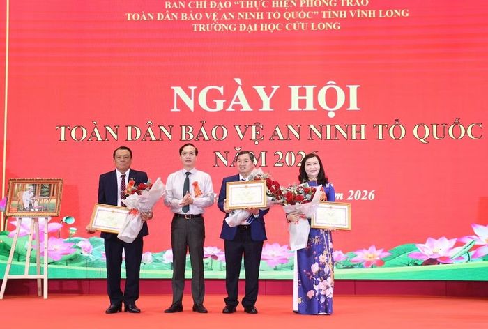 Đồng chí Trần Trí Quang, Chủ tịch UBND tỉnh Vĩnh Long trao Bằng khen tặng các tập thể, cá nhân thuộc trường Đại học Cửu Long.