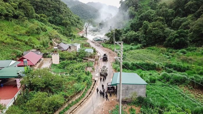 Lực lượng Cảnh sát cơ động bao vây boongke ma túy của hai đối tượng Nguyễn Thanh Tuân và Nguyễn Văn Thuận tại bản Tà Dê, xã Lóng Luông trong Chuyên án TN18, TN 19, tháng 6/2018