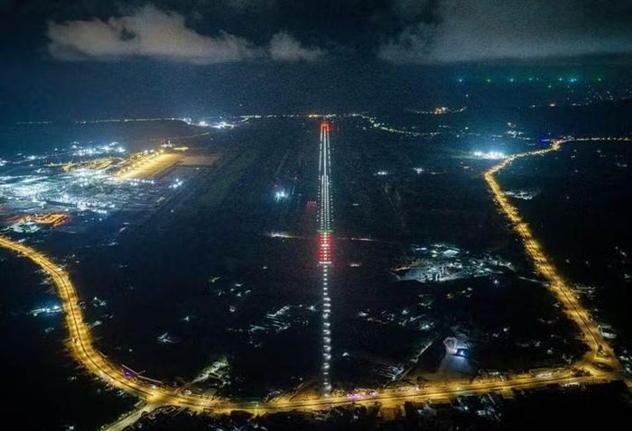 Hệ thống đèn đường cất hạ cánh số 2 đã hoàn thiện, sẵn sàng đón chuyến bay hiệu chuẩn đầu tiên.