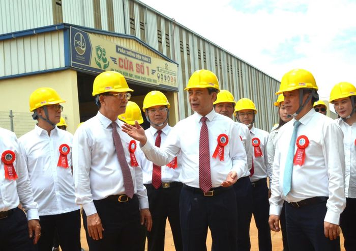 Đại tướng Phan Văn Giang và lãnh đạo tỉnh Lâm Đồng tham quan nhà máy điện phân nhôm Đắk Nông.
