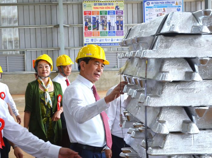 Đại tướng Phan Văn Giang đánh giá cao sự nỗ lực của nhà đầu tư, chính quyền địa phương để có được sản phẩm nhôm thỏi đầu tiên bằng công nghệ điện phân nhôm.