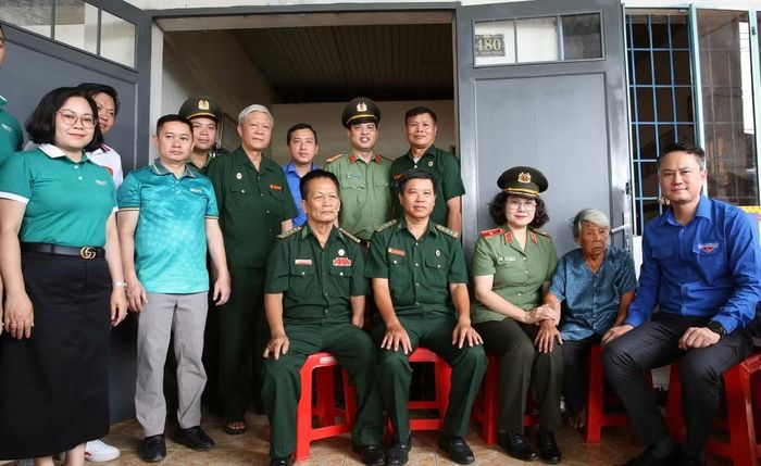 Đoàn công tác thăm, tặng quà Mẹ Việt Nam anh hùng Phan Thị Hợi.
