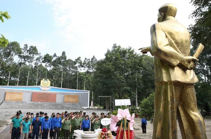 Viếng tượng đài đồng chí Phạm Hùng.