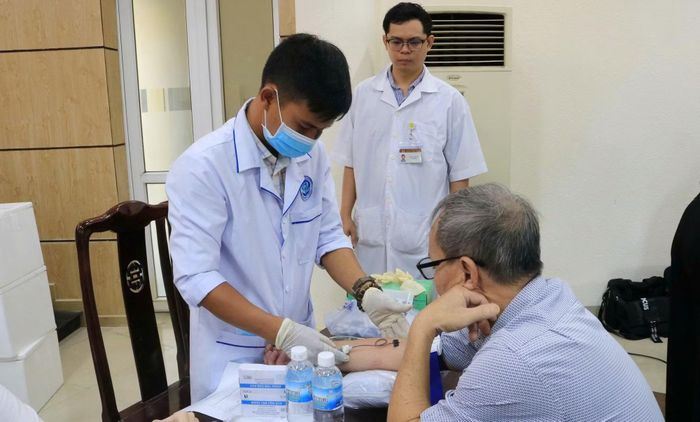 Thu thập mẫu sinh phẩm của TNLS ở các xã, phường trong tỉnh Khánh Hòa.