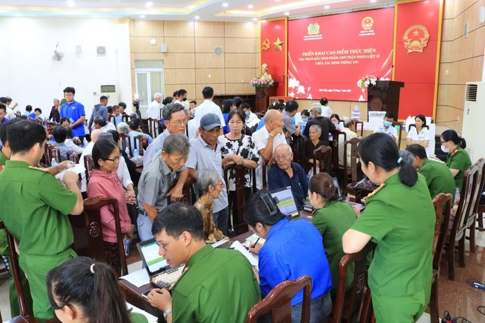 Đông đảo TNLS ở Khánh Hòa đến các trạm thu mẫu sinh phẩm ADN ở với hy vọng sớm "gặp gỡ" liệt sĩ là người thân của mình.