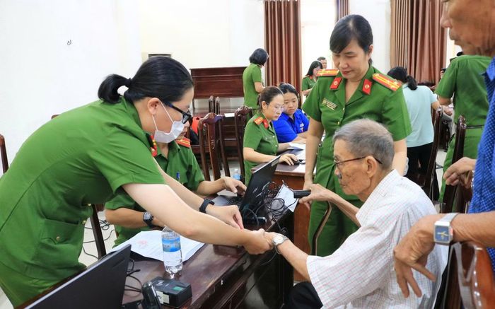 Cán bộ Phòng Cảnh sát QLHC về TTXH Công an tỉnh Khánh Hòa xác thực thông tin đối với TNLS trước khi lấy mẫu sinh phẩm ADN.