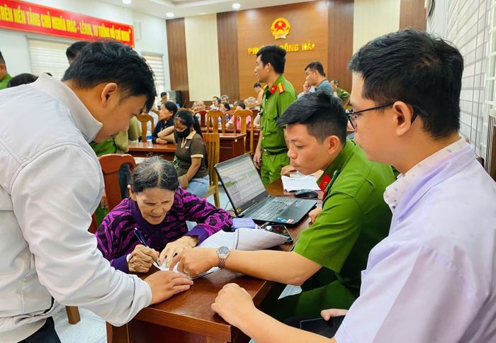 Bà Phạm Thị Lớn, trú ở phường Bảo An, tỉnh Khánh Hòa ký tên vào hồ sơ xác thực thông tin TNLS để lấy mẫu sinh phẩm ADN.