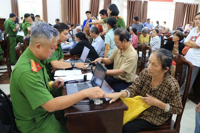 Dù tuổi cao, nhưng trong ánh mắt của các TNLS vẫn lấp lánh niềm tin và hy vọng sẽ "gặp lại" liệt sĩ là người thân của họ.