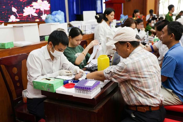 Thu thập mẫu sinh phẩm ADN thân nhân liệt sĩ.