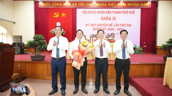 Lãnh đạo TP Huế tặng hoa chúc mừng Tân Chủ tịch UBND TP Huế Lê Trí Thanh.