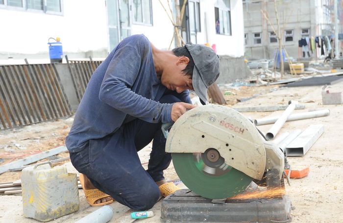 Giữa trưa, những công nhân vẫn miệt mài làm việc.