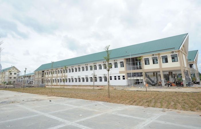 Những dãy phòng học khang trang đang dần hoàn thiện.