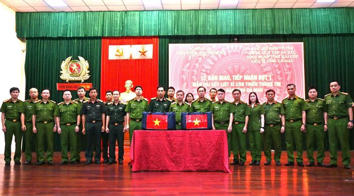 Thiếu tướng Nguyễn Tiến Nam, Viện trưởng Viện Khoa học hình sự và các đồng chí lãnh đạo Viện Khoa học hình sự tiếp nhận đợt 1 mẫu hài cốt liệt sĩ còn thiếu thông tin tại địa bàn tỉnh Cà Mau.