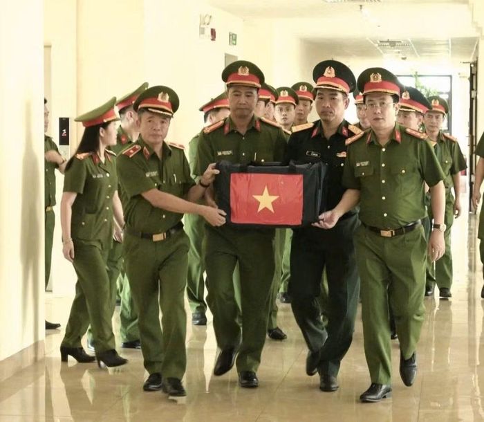 Thiếu tướng Nguyễn Tiến Nam, Viện trưởng Viện Khoa học hình sự; Đại tá Đặng Văn Đoàn, Phó Viện trưởng Viện Khoa học hình sự tiếp nhận mẫu sinh phẩm hài cốt liệt sĩ từ Đoàn công tác của Bộ Chỉ huy Quân sự tỉnh Cà Mau.