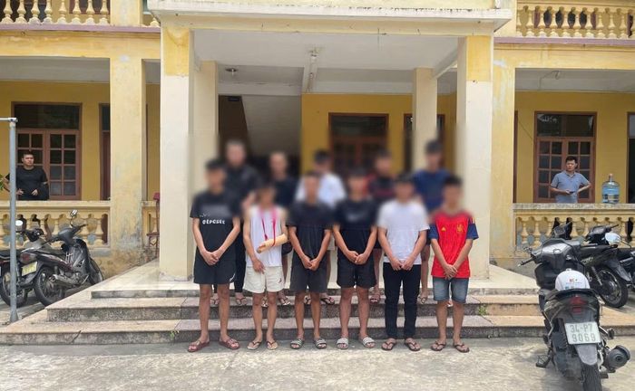 Nhóm đối tượng đều trong độ tuổi thanh thiếu niên tại phường Lê Thanh Nghị bị triệu tập do có hành vi vi phạm quy định về trật tự ATGT.
