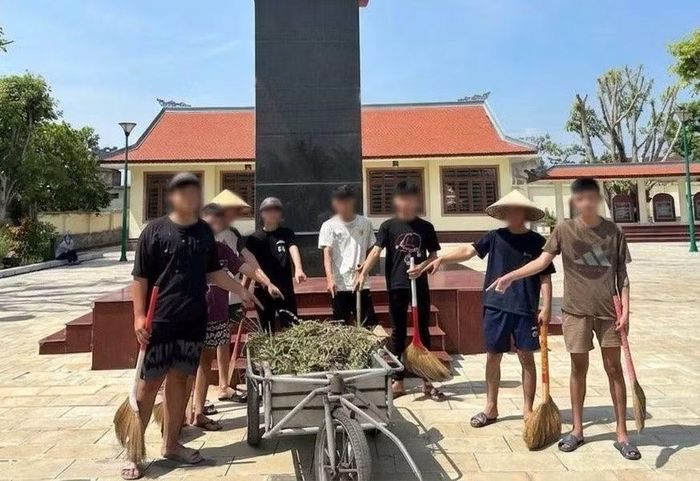 Công an xã Kiến Hải tổ chức lao động công ích nhằm mục đích cảm hóa, giáo dục bộ phận thanh thiếu niên hư trên địa bàn.