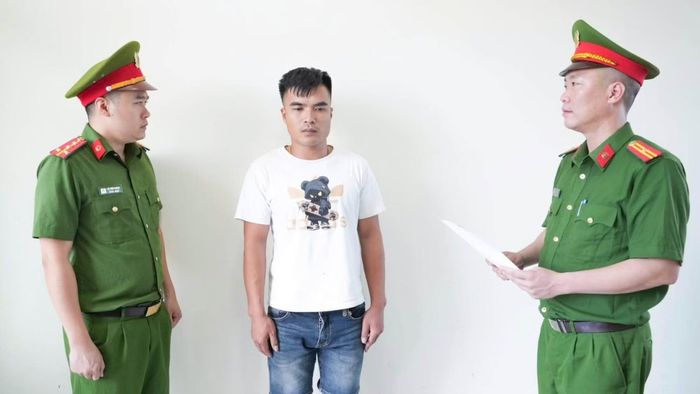 Công an tỉnh Phú Thọ lấy lời khai, đọc lệnh tạm giữ hình sự đối tượng Bùi Văn Bảo.