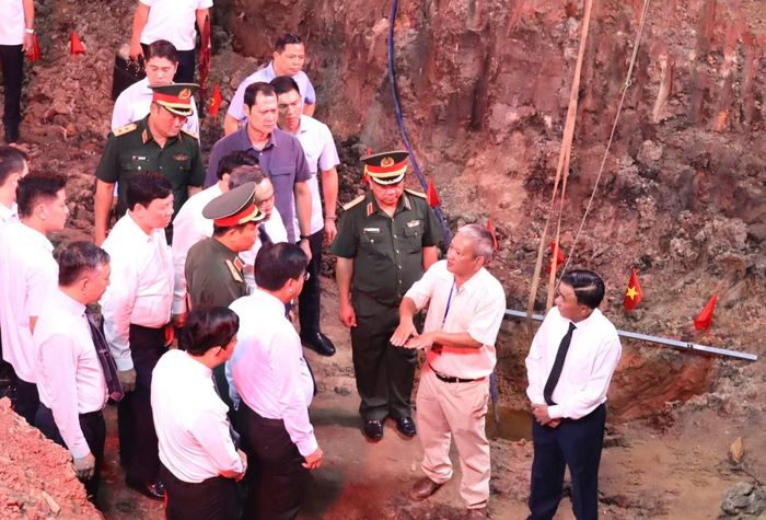 Chủ tịch Quốc hội Trần Thanh Mẫn, Thường trực Ban Bí thư Trần Cẩm Tú và Chủ tịch Ủy ban Trung ương Mặt trận Tổ quốc Việt Nam Bùi Thị Minh Hoài cùng đoàn công tác thăm hỏi cán bộ, chiến sĩ đang thực hiện nhiệm vụ đào tìm kiếm hài cốt liệt sĩ tại Công viên Lê Thị Riêng.