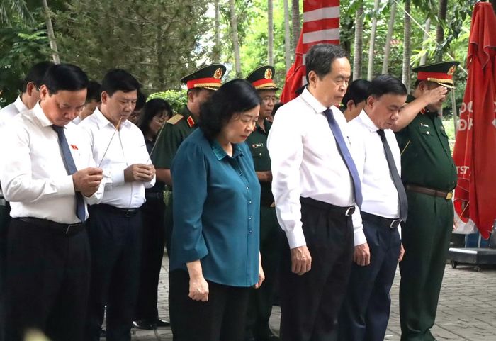 Chủ tịch Quốc hội Trần Thanh Mẫn, Thường trực Ban Bí thư Trần Cẩm Tú và Chủ tịch Ủy ban Trung ương Mặt trận Tổ quốc Việt Nam Bùi Thị Minh Hoài cùng đoàn công tác dâng hoa, dâng hương tại Tượng đài Cố Tổng Bí thư Trần Phú.