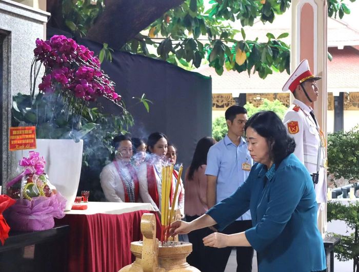 Chủ tịch Quốc hội Trần Thanh Mẫn, Thường trực Ban Bí thư Trần Cẩm Tú và Chủ tịch Ủy ban Trung ương Mặt trận Tổ quốc Việt Nam Bùi Thị Minh Hoài cùng đoàn công tác dâng hoa, dâng hương tại Tượng đài Cố Tổng Bí thư Trần Phú.