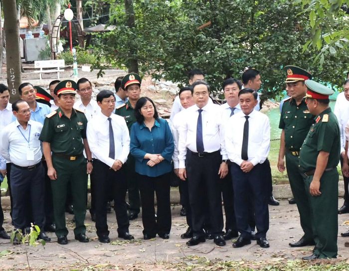 Đoàn kiểm tra một rãnh đào mới trong nỗ lực mở rộng phạm vi tìm kiếm hài cốt liệt sĩ của Bộ Tư lệnh TP Hồ Chí Minh.