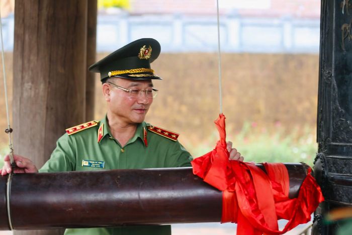 Thứ trưởng Phạm Thế Tùng thỉnh chuông tại đền Chung Sơn.