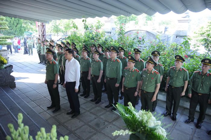 Trong không khí linh thiêng, xúc động, các đại biểu Bộ Công an và tỉnh Nghệ An kính cẩn nghiêng mình thắp nén tâm nhang để bày tỏ lòng thành kính và biết ơn vô hạn đối với các Anh hùng liệt sĩ đã hy sinh trên "tọa độ lửa" Truông Bồn.