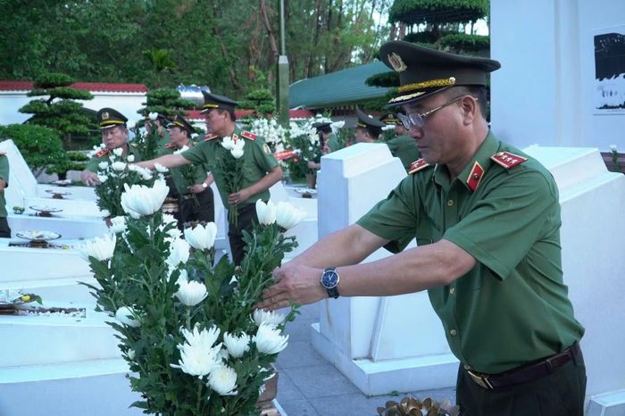 Thứ trưởng Phạm Thế Tùng dâng hoa lên phần mộ 10 nữ anh hùng liệt sĩ thanh niên xung phong.