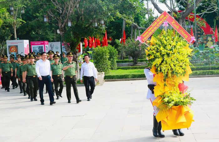 Đoàn đại biểu Bộ Công an và lãnh đạo tỉnh Nghệ An dâng hoa tại Khu di tích Quốc gia đặc biệt Kim Liên.