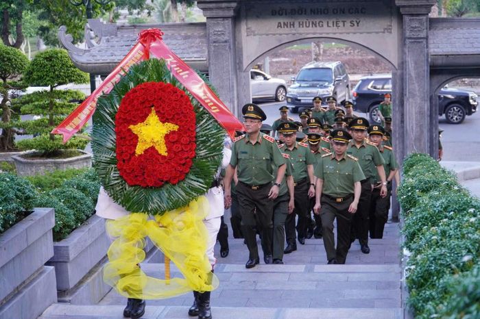 Thứ trưởng Phạm Thế Tùng cùng đoàn công tác dâng hương tại Nhà bia tưởng niệm các liệt sĩ thanh niên xung phong toàn quốc.