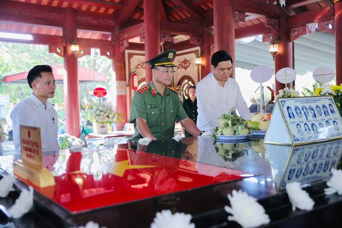 Thứ trưởng Phạm Thế Tùng và đồng chí Hoàng Nghĩa Hiếu - Phó Bí thư Thường trực, Chủ tịch HĐND tỉnh Nghệ An xúc động trước mộ tập thể của 13 Anh hùng liệt sĩ.