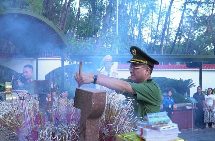 Thứ trưởng Phạm Thế Tùng dâng hương tưởng niệm 10 nữ anh hùng liệt sĩ thanh niên xung phong.