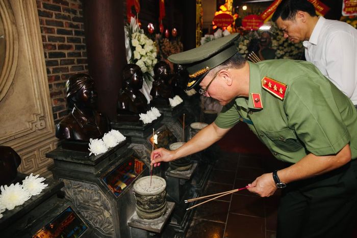Thứ trưởng Phạm Thế Tùng và đồng chí Hoàng Nghĩa Hiếu dâng hương trước phần mộ của các Anh hùng liệt sĩ.