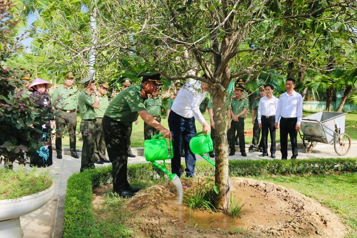 Thứ trưởng Phạm Thế Tùng cùng đồng chí Hoàng Nghĩa Hiếu, Phó Bí thư Thường trực, Chủ tịch HĐND tỉnh Nghệ An chăm sóc cây trong khuôn viên Khu di tích Quốc gia đặc biệt Kim Liên.