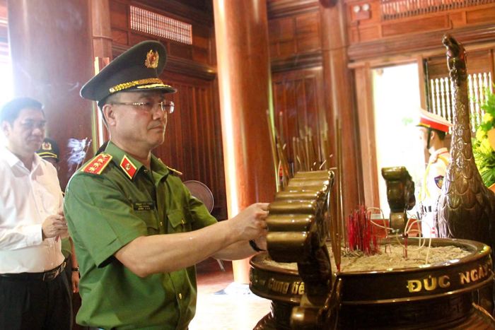 Thượng tướng Phạm Thế Tùng, Thứ trưởng Bộ Công an dâng hương lên Anh linh Chủ tịch Hồ Chí Minh tại Khu di tích Quốc gia đặc biệt Kim Liên.