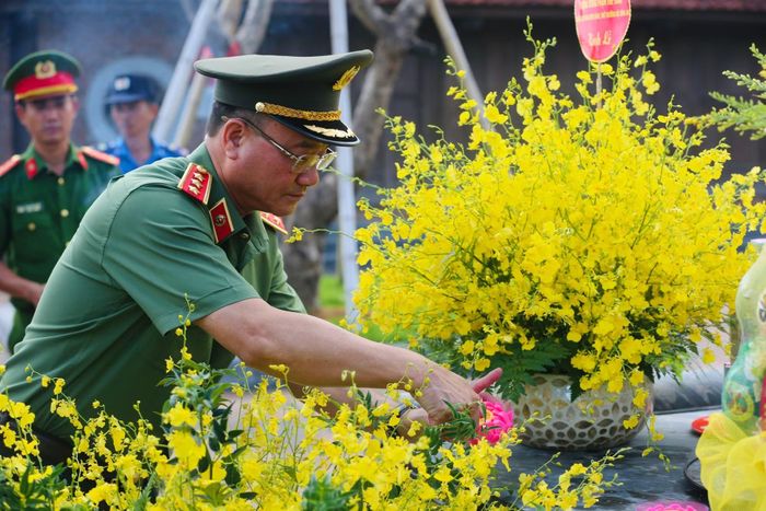 Thứ trưởng Phạm Thế Tùng dâng hoa tại đền Chung Sơn - Đền thờ gia tiên Chủ tịch Hồ Chí Minh.
