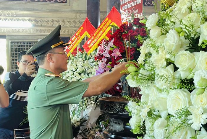 Thứ trưởng Phạm Thế Tùng dâng hoa tại Khu di tích lịch sử Quốc gia Truông Bồn.