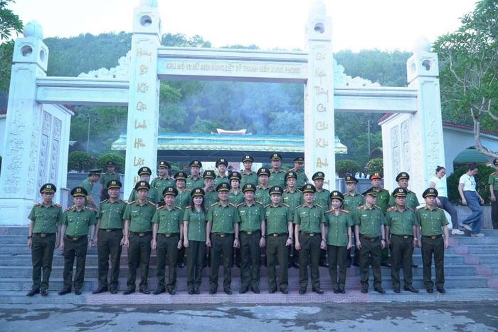 Đoàn công tác chụp ảnh lưu niệm trước khu mộ 10 nữ Anh hùng liệt sĩ thanh niên xung phong.