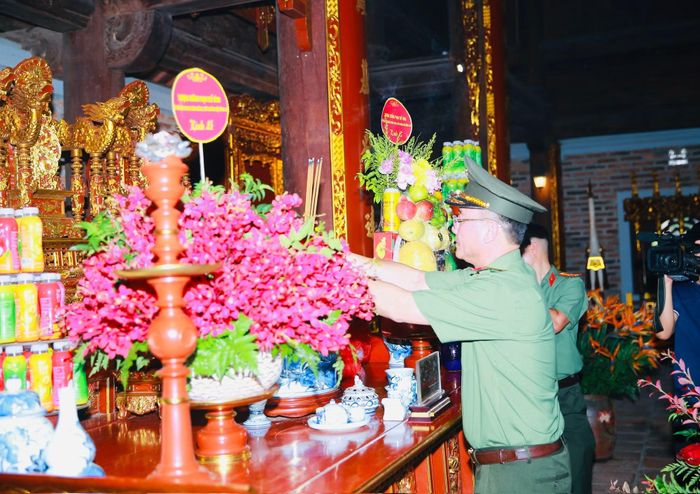 Thứ trưởng Phạm Thế Tùng dâng hương tại Đền thờ gia tiên Chủ tịch Hồ Chí Minh