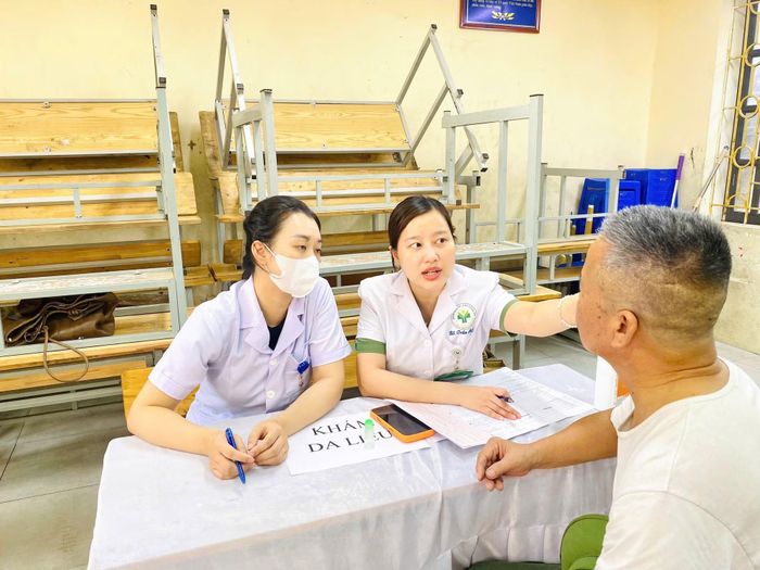 Các bác sĩ thăm khám cho thương bệnh binh, gia đình chính sách.